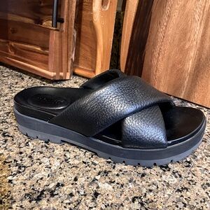 Vionic Vesta black leather slides size 9
